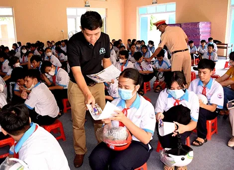 Trang bị kiến thức an toàn giao thông cho thanh, thiếu niên và học sinh