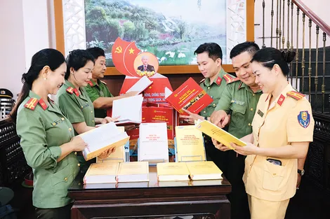 Công an TP Cần Thơ phối hợp trưng bày sách của cố Tổng Bí thư Nguyễn Phú Trọng