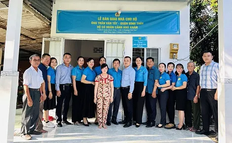 Bàn giao nhà cho gia đình có hoàn cảnh khó khăn