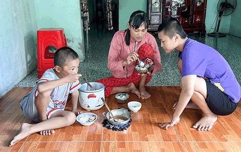 Ước muốn bình dị của người mẹ nuôi 2 con bị bệnh tâm thần