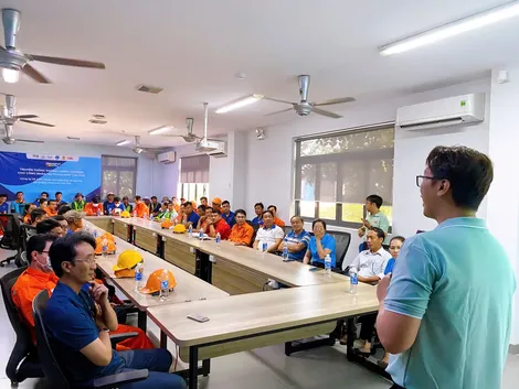 Truyền thông về HIV/AIDS cho nam công nhân
