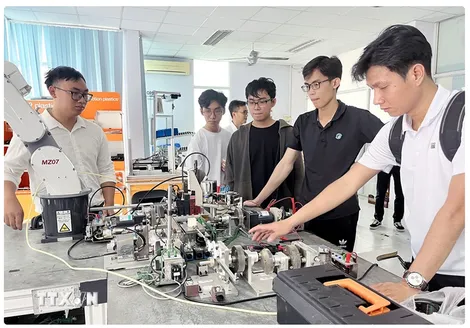 Thủ tướng chỉ đạo tăng cường đào tạo nhân lực ngành vi mạch bán dẫn, trí tuệ nhân tạo, điện toán đám mây