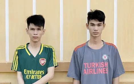 An Giang: Khởi tố, bắt tạm giam 2 công nhân chém quản lý xưởng của công ty để trả thù