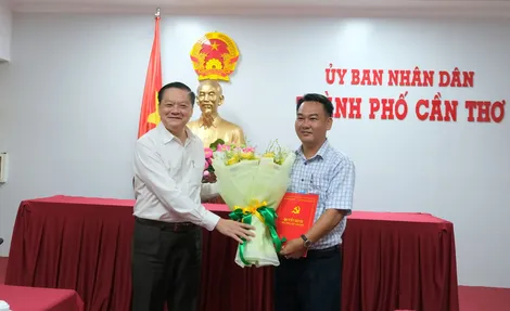 Trao quyết định bổ nhiệm Phó Giám đốc Sở Tài nguyên và Môi trường TP Cần Thơ