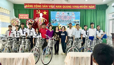 Tặng học bổng, xe đạp cho học sinh nghèo huyện Cờ Đỏ, Thới Lai