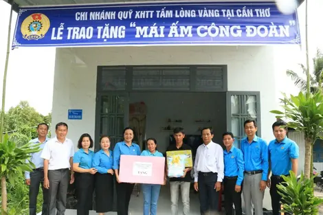 Trao tặng Mái ấm Công đoàn