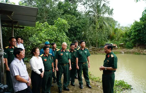 Thiếu tướng Nguyễn Minh Triều kiểm tra công tác hậu cần,
kỹ thuật tại Ban Chỉ huy Quân sự quận Thốt Nốt