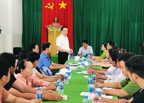 Đồng chí Dương Tấn Hiển dự họp lệ với Chi bộ khu vực Phú Thành, phường Tân Phú