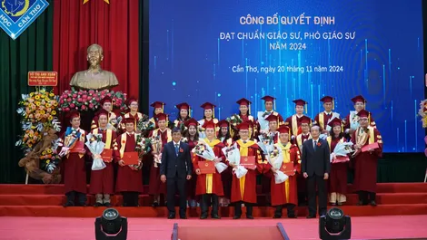 Trường Đại học Cần Thơ vinh danh 26 nhà giáo được phong tặng 
danh hiệu Giáo sư, Phó Giáo sư