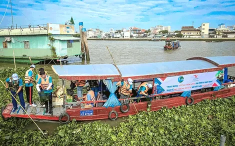 Vớt rác trên sông, bảo vệ môi trường