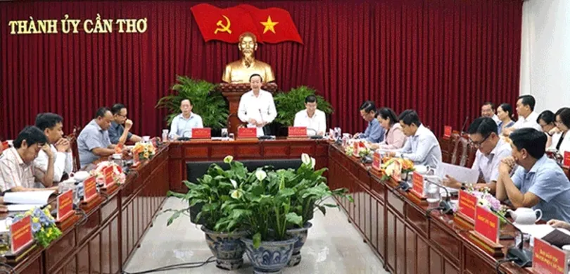 Họp bàn xây dựng phương án sắp xếp, tinh gọn tổ chức đầu mối bên trong của các cơ quan sở, ngành thành phố thuộc diện hợp nhất, sáp nhập và không thuộc diện hợp nhất, sáp nhập gắn với tinh giản biên chế theo chủ trương của Trung ương