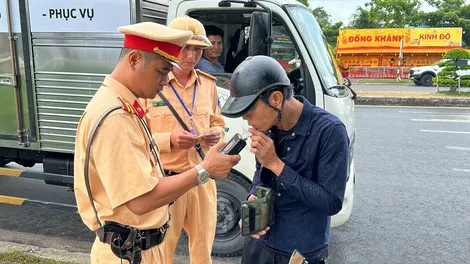 Tăng cường thực hiện các giải pháp bảo đảm trật tự,
an toàn giao thông, phấn đấu kiềm chế tai nạn giao thông