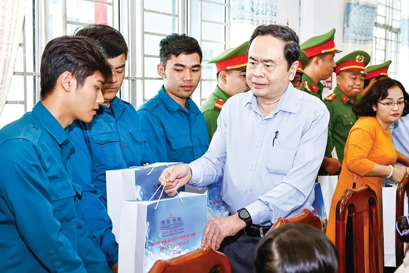 Chủ tịch Quốc hội Trần Thanh Mẫn thăm, tặng quà người dân có hoàn cảnh khó khăn ở Hậu Giang