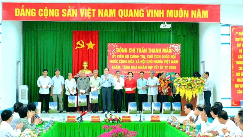 Chung tay mang tết ấm đến với người nghèo