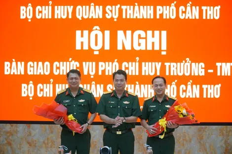 Bàn giao chức vụ 
Phó Chỉ huy trưởng, Tham mưu trưởng Bộ Chỉ huy Quân sự TP Cần Thơ
