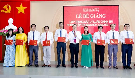Bế giảng lớp Trung cấp lý luận chính trị không tập trung khóa 136