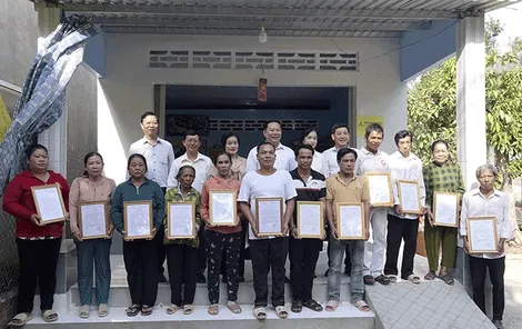Bàn giao 20 căn nhà Đại đoàn kết