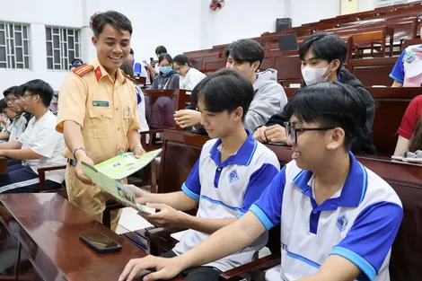Tuyên truyền quy định về an toàn giao thông đường bộ trong sinh viên