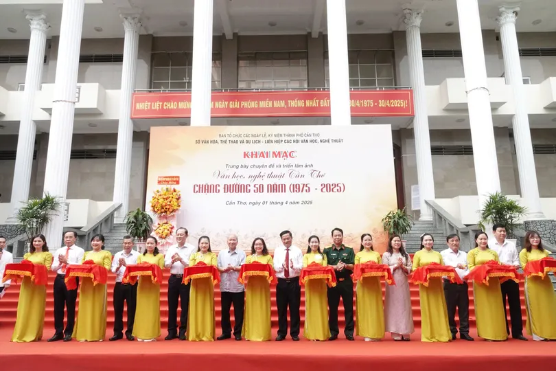 Khai mạc trưng bày chuyên đề và triển lãm ảnh “Văn học, nghệ thuật Cần Thơ chặng đường 50 năm (1975-2025)”