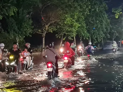 Triều cường gây ngập tuyến đường quanh bờ hồ Búng Xáng do không đóng cống ngăn triều