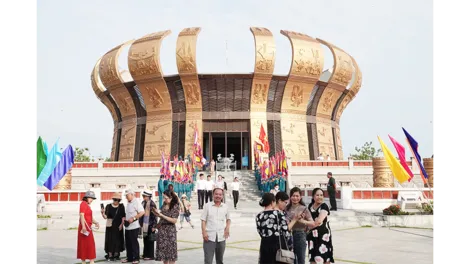 Đền thờ Vua Hùng TP Cần Thơ mở cửa đến 9 giờ tối để phục vụ khách tham quan dịp Giỗ Tổ