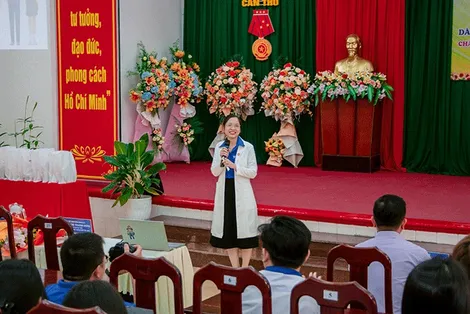 Bác sĩ sản khoa hướng dẫn sinh viên Cần Thơ bảo vệ sức khỏe sinh sản