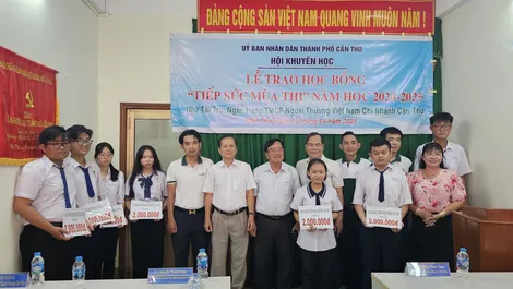 Trao học bổng "Tiếp sức mùa thi" năm học 2024-2025
