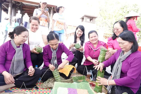 Gói bánh tét, bánh chưng - “Hướng về nguồn cội”