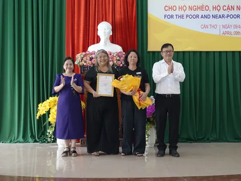 Trao quà tặng hộ nghèo, cận nghèo, có hoàn cảnh khó khăn