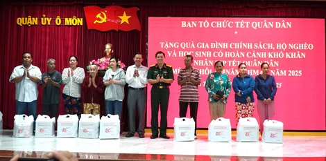 Họp mặt, thăm hỏi, tặng quà nhân dịp Tết cổ truyền Chôl Chnăm Thmây năm 2025