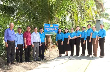 Gắn biển công trình thi đua chào mừng đại hội Ðảng các cấp