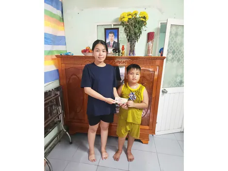 Trao tiền từ thiện