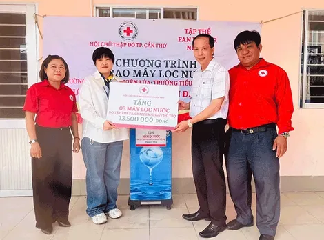 Tặng máy lọc nước cho trường học ở huyện Thới Lai