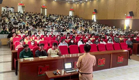 Tuyên truyền quy định về trật tự, an toàn giao thông đến sinh viên