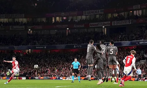 Mãn nhãn với tuyệt phẩm đá phạt trực tiếp của Declan Rice