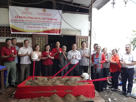 Khởi công xây dựng nhà chữ thập đỏ cho hộ còn khó khăn về nhà ở
