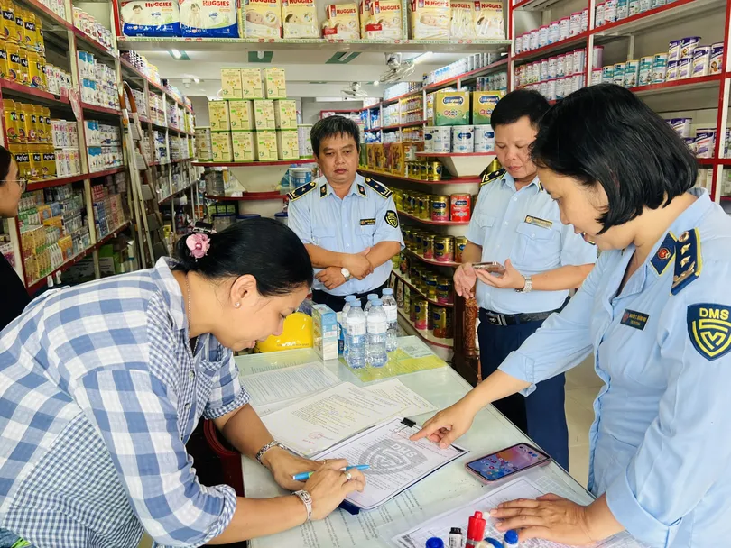 Cục QLTT TP Cần Thơ kiểm tra và tuyên truyền trong hoạt động kinh doanh sữa