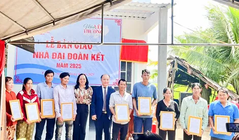 Bàn giao 20 căn nhà Đại đoàn kết