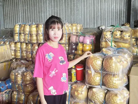 Bám trụ với nghề làm heo đất