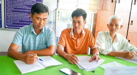 Tận tụy lo việc của dân