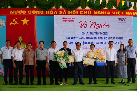 Cán bộ, phóng viên Đài Tiếng nói Việt Nam về nguồn ở huyện Thới Bình, tỉnh Cà Mau