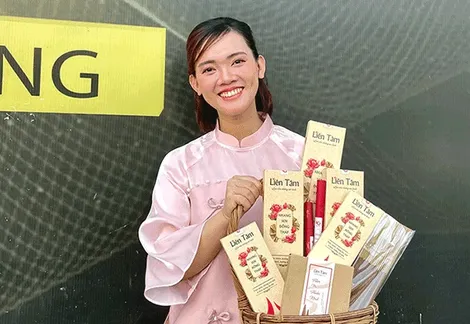 Cô gái đất sen hồng làm nhang sạch từ vỏ gương sen