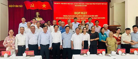 Bí thư Thành ủy Cần Thơ dự họp mặt, tặng quà gia đình chính sách, người có công với cách mạng tiêu biểu