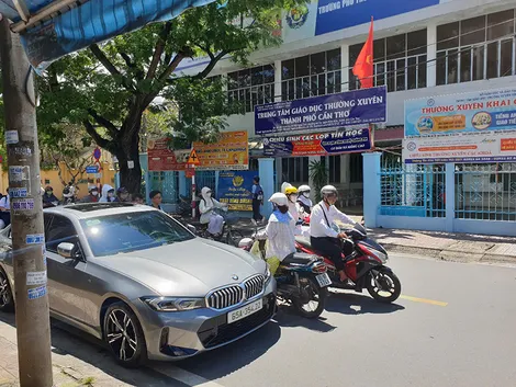 Khi đỗ xe, đừng quên bật đèn tín hiệu và đặt biển cảnh báo phía sau phương tiện