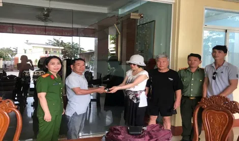 Kiên Giang: Trả lại ví do du khách Hàn Quốc đánh rơi