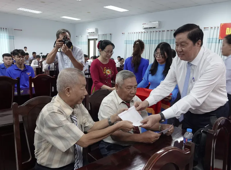 Họp mặt, thăm hỏi và tặng quà gia đình chính sách, người có công với cách mạng 