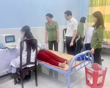 Khám bệnh, tặng quà đồng bào Khmer, gia đình chính sách, người có hoàn cảnh khó khăn