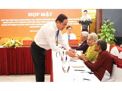 Chủ tịch Quốc hội Trần Thanh Mẫn gặp gỡ quý Mẹ Việt Nam Anh hùng và nguyên lãnh đạo TP Cần Thơ các thời kỳ
