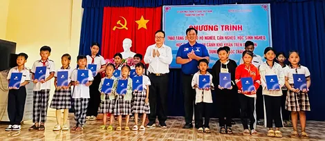 Phối hợp tặng quà hộ nghèo và học sinh có hoàn cảnh khó khăn tỉnh Sóc Trăng