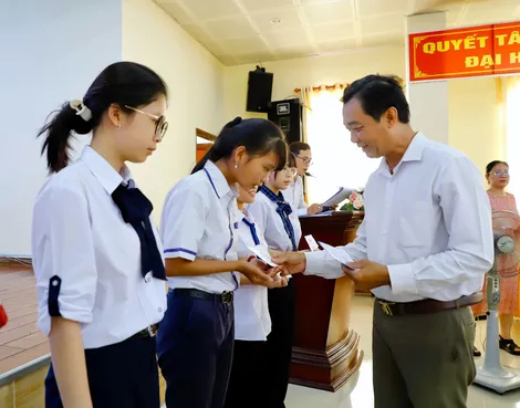 Báo Cần Thơ tặng 25 suất học bổng và quà cho nữ sinh có hoàn cảnh khó khăn